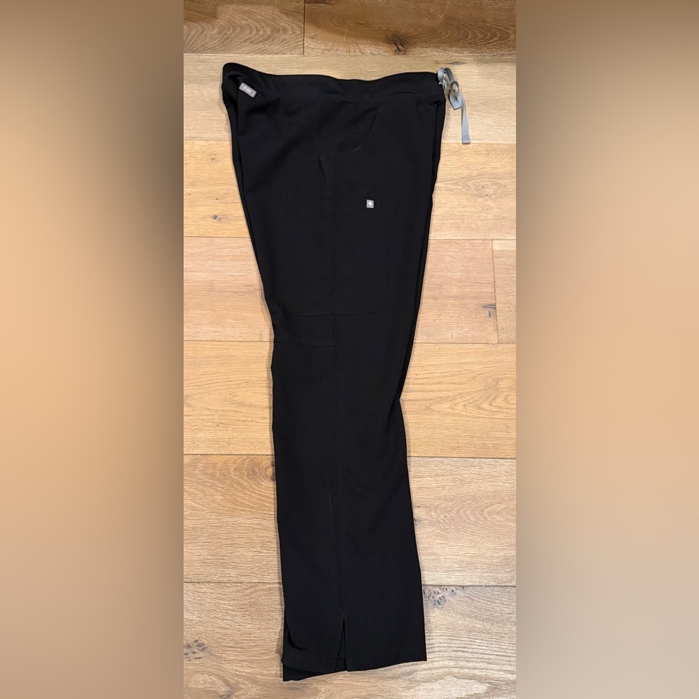FIGS Women's Kade Cargo Scrub Pants Black Size Medium with Gray Drawstring - Picture 11 of 12